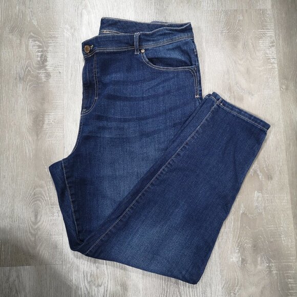 2/$30.00 - DC Jeans Lightly Curvy Medium Wash Ladies Blue Jeans - Picture 2 of 11